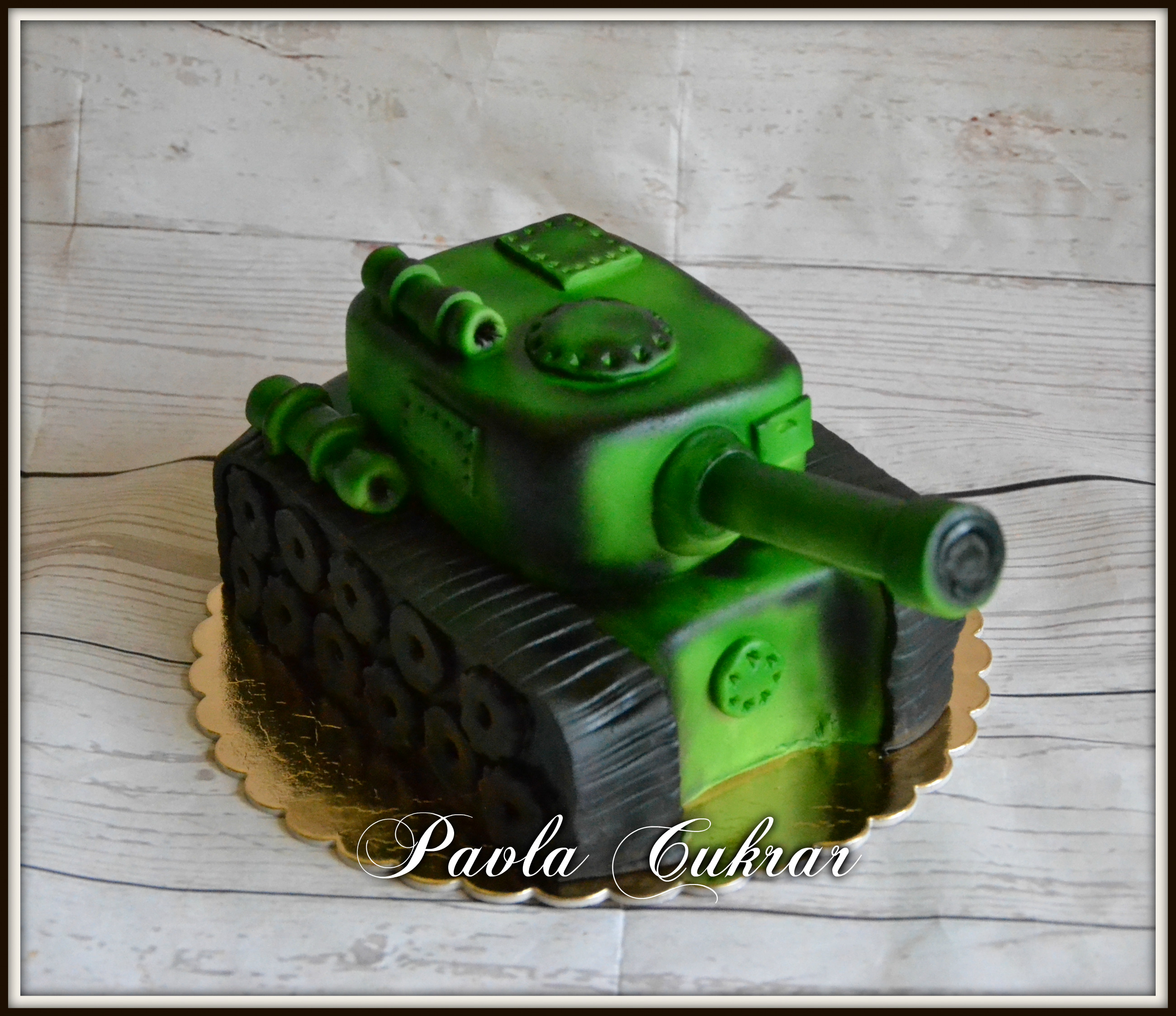 Tank s fontánou v hlavni.
